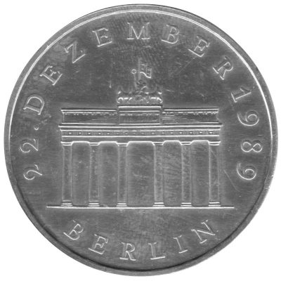 20 Mark Brandenburg Gate back