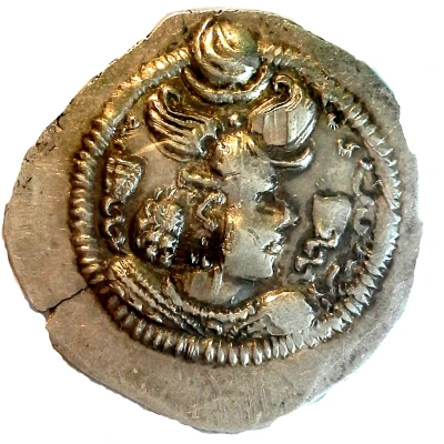 Drachm - Peroz I type III/3 - winged crown front